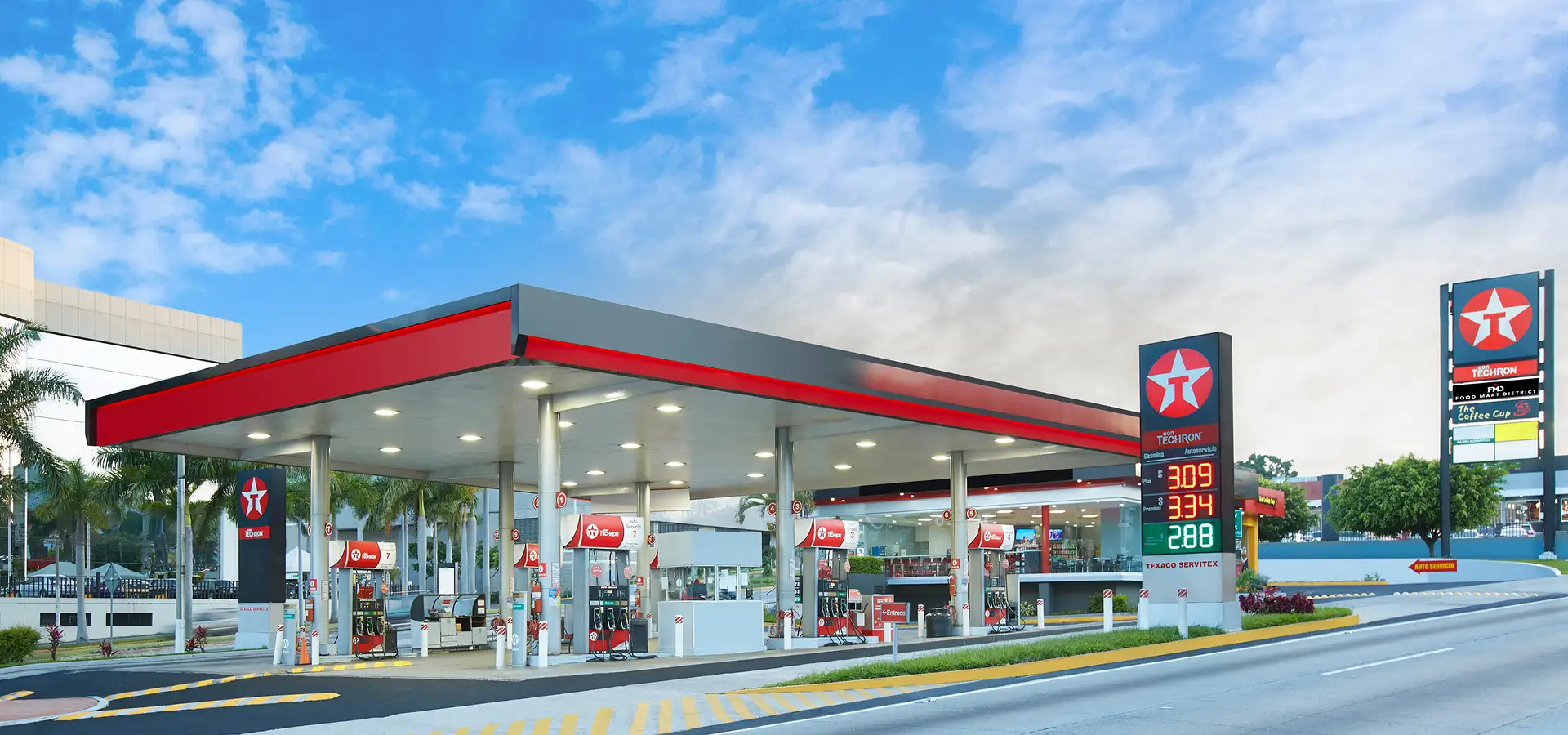 Estación de servicio Texaco con cielo azul